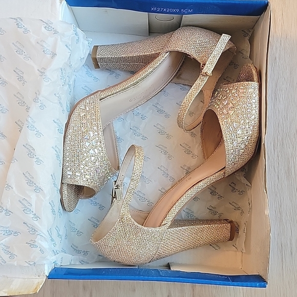 De Blossom Collection Peep Toe Rhinestone Ankle Strap Champagne Heels Size 6 1/2 - Picture 12 of 12